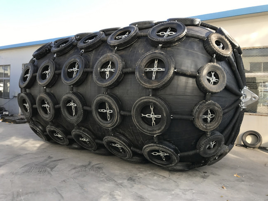 空気のゴム製 フェンダーISO 17357黒い横浜のチェーン タイヤの網を浮かべる船