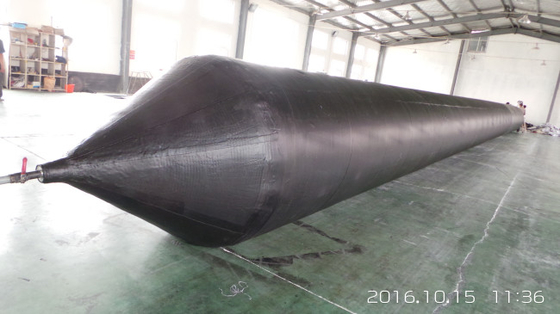 浮遊ゴム製船の進水のエアバッグ