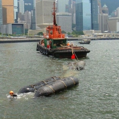 水引き揚げるボートの海難救助のエアバッグの黒いゴム製のボートの回復エアー バッグの下